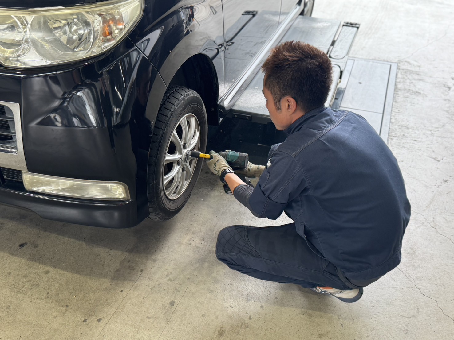 「タイヤショップコンドウ＆伊藤モータースのタイヤ交換作業」